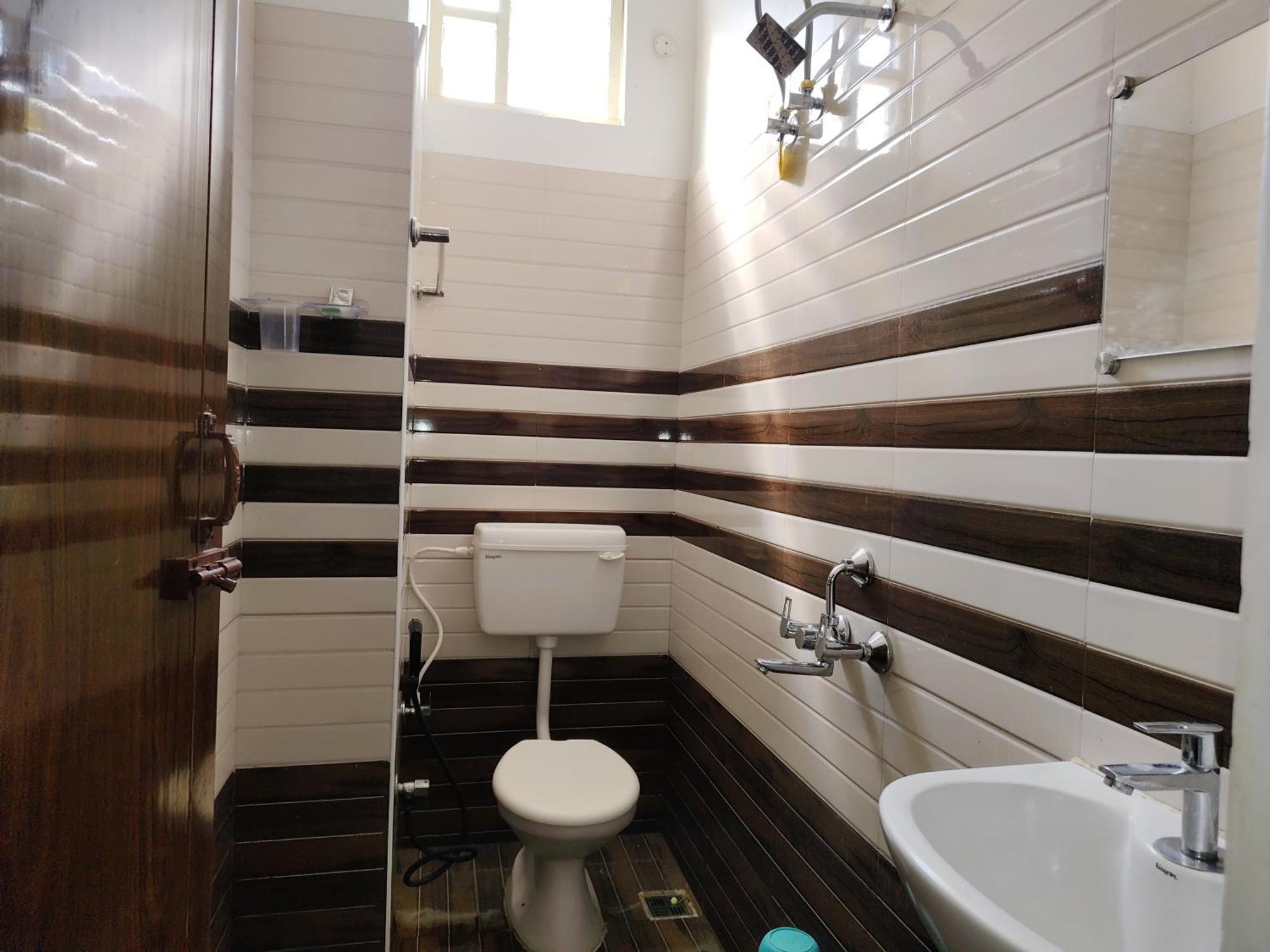 De' Capital Hotel Пондичери Екстериор снимка