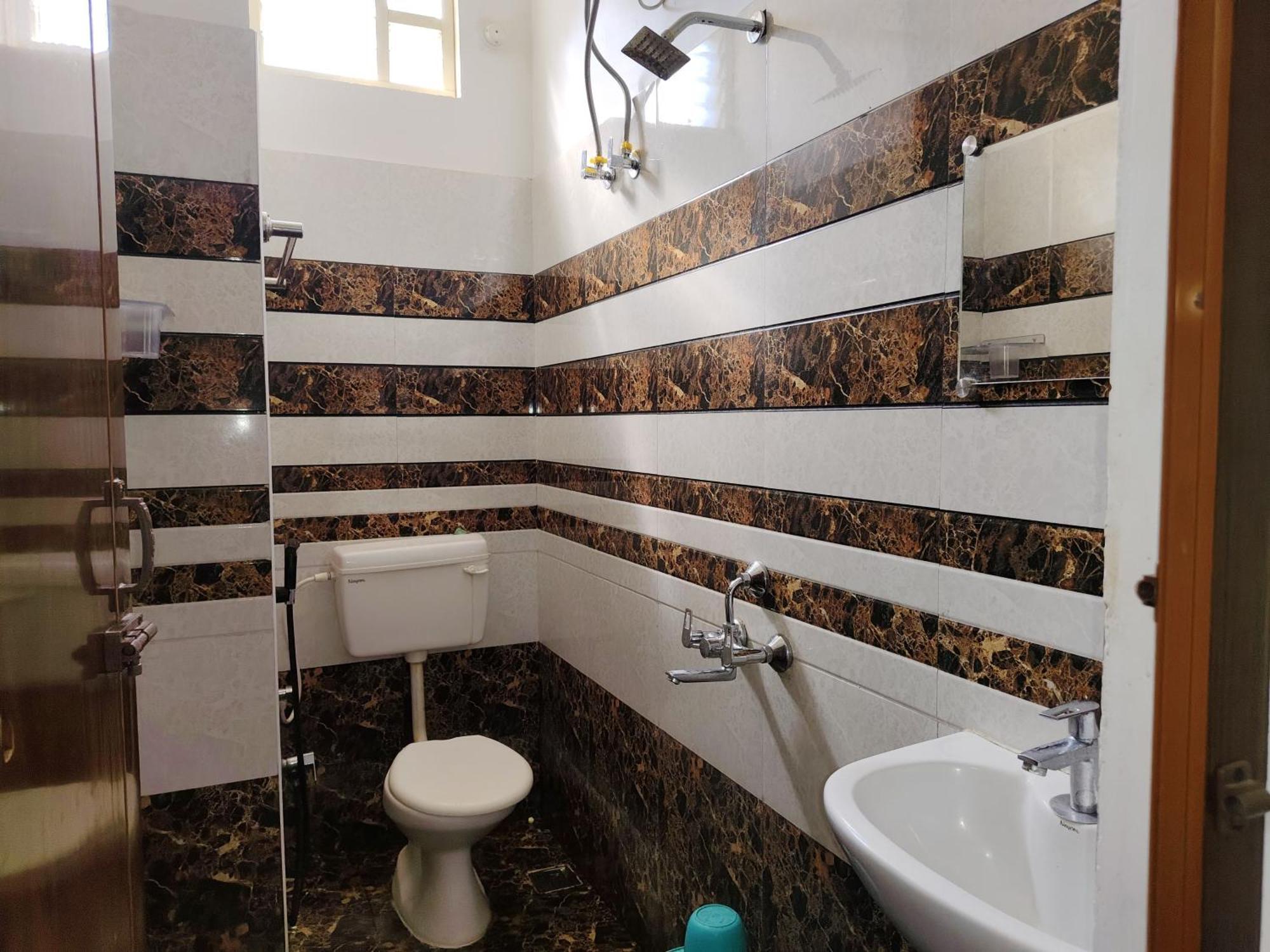 De' Capital Hotel Пондичери Екстериор снимка